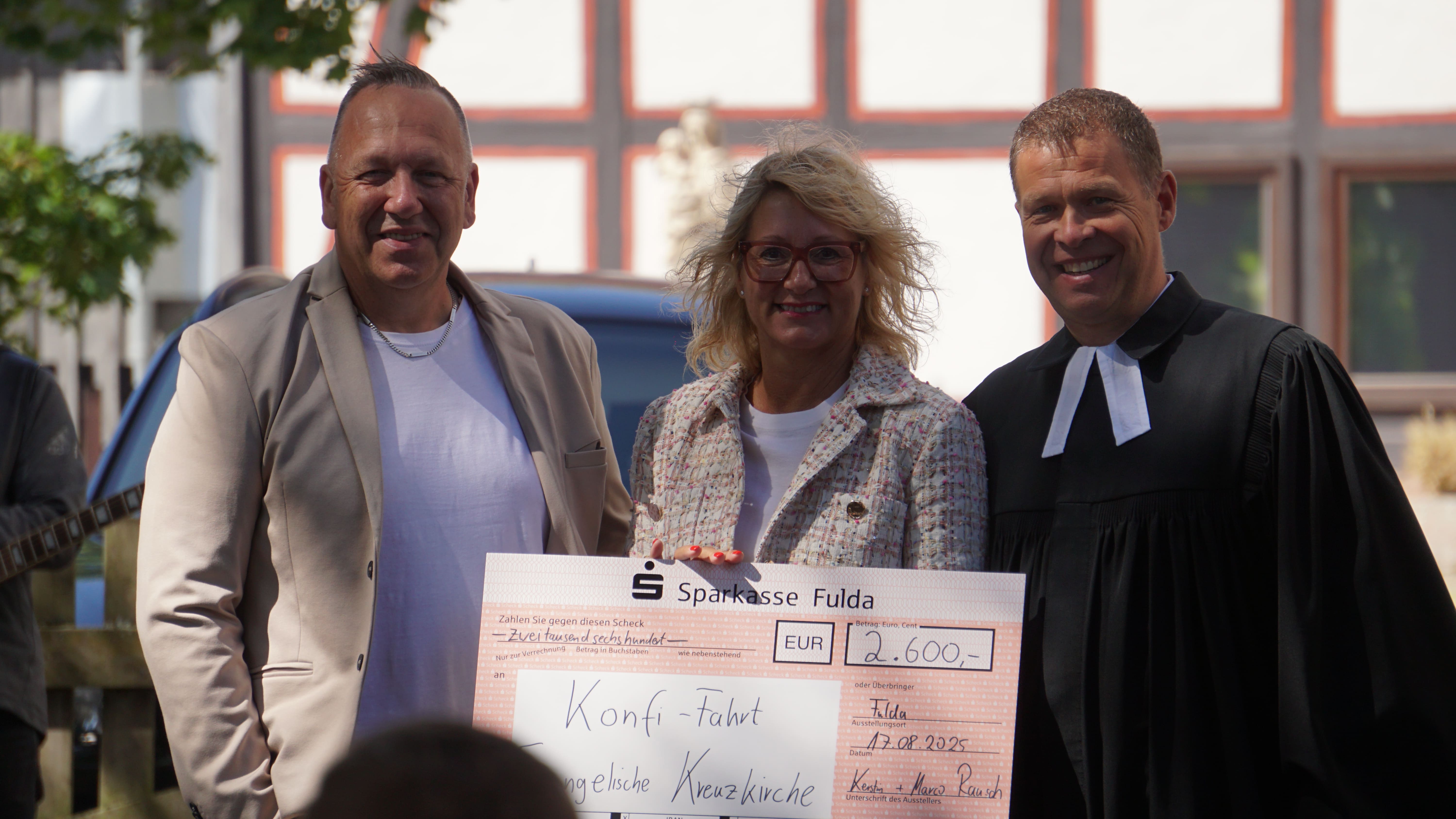 Ehepaar Rausch bei der Spendenübergabe in Höhe von 2.600 €