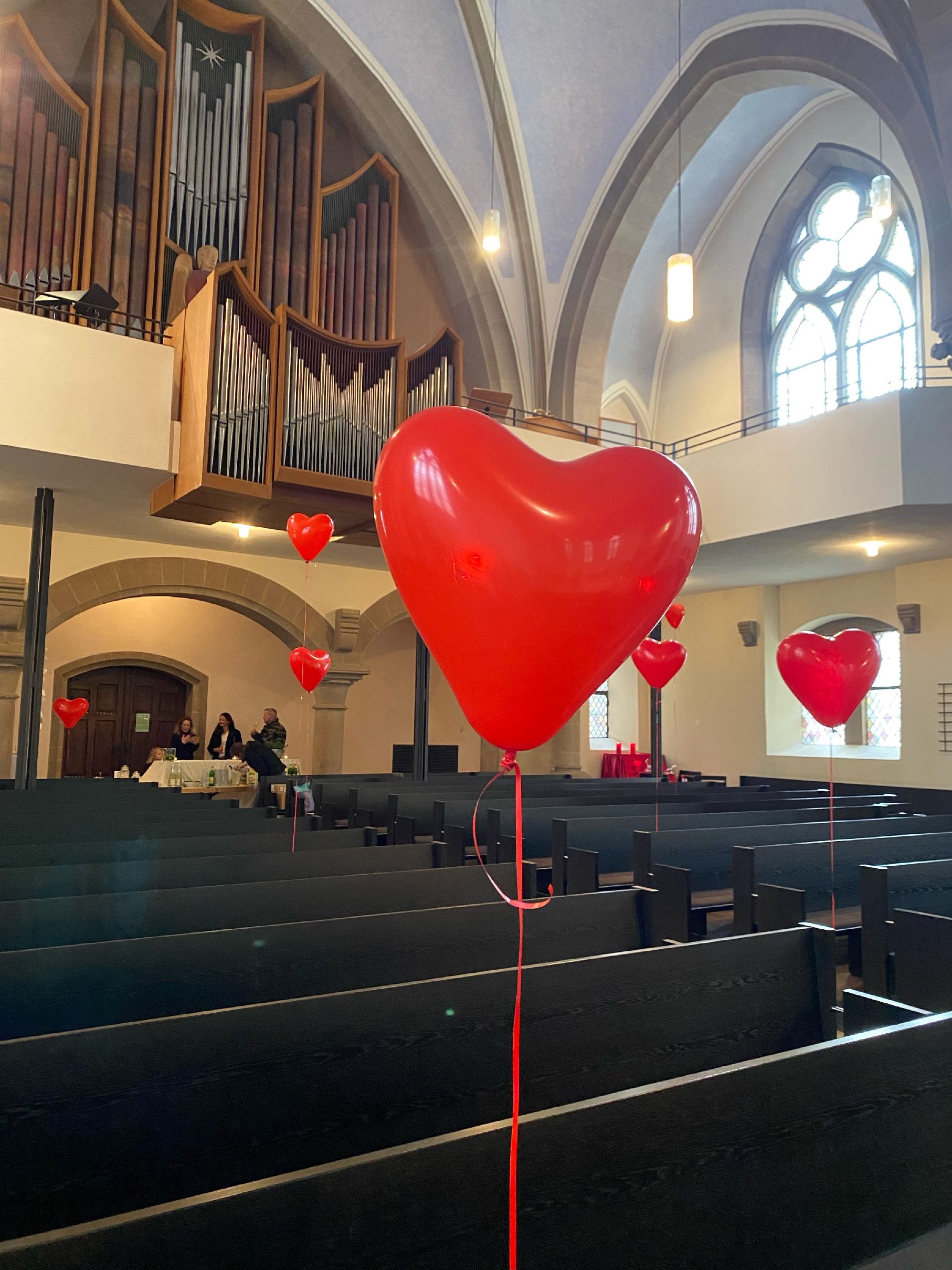 100 Paare gesegnet! „Feiert eure Liebe“ in der Christuskirche ein voller Erfolg