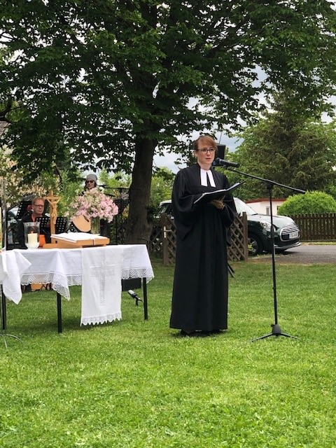 Pfarrer Laura Baumgart bei ihrer Predigt