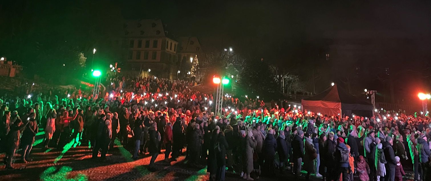 Weihnachtssingen mit sagenhaften 6.000 Menschen vor dem Fuldaer Dom