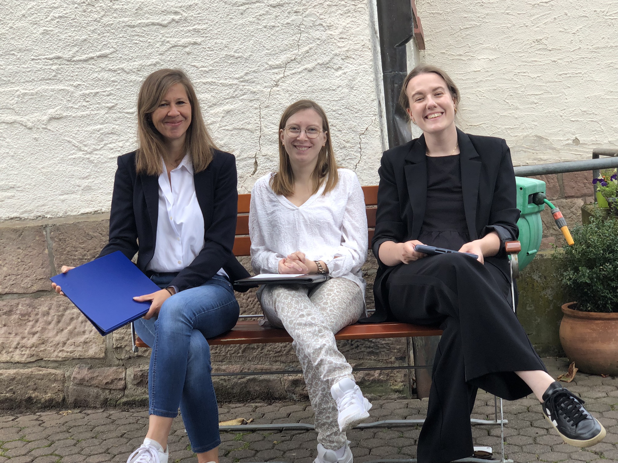 v.l. Bianca Lauer, Ramona Metzke und Vikarin Lüdeke, die Liturginnen des Gottesdienstes