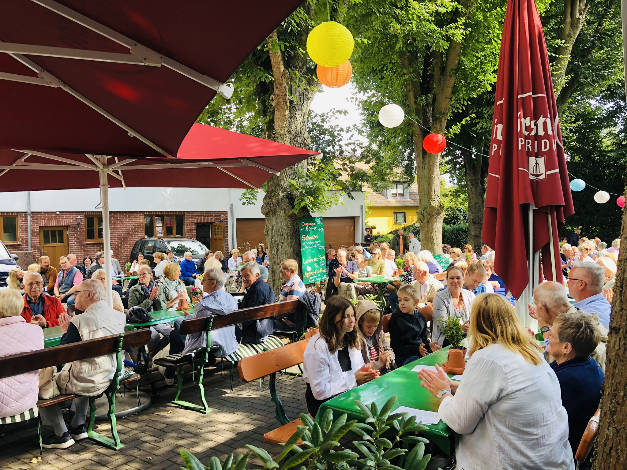 Voller Biergarten, jung und alt