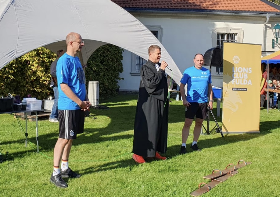 v.l. Bundestagsabgeordneter Michael Brand, Pfarrer Stefan Bürger und Lions-Präsident Björn Steinacker