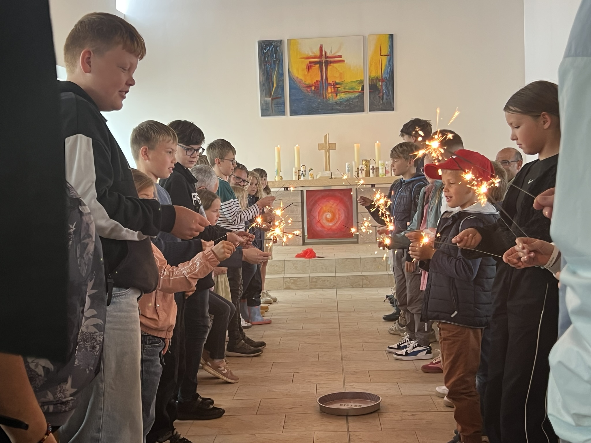 Fröhliche "La-Ola-Welle" zu Pfingsten - Familiengottesdienst mit Tauferinnerung