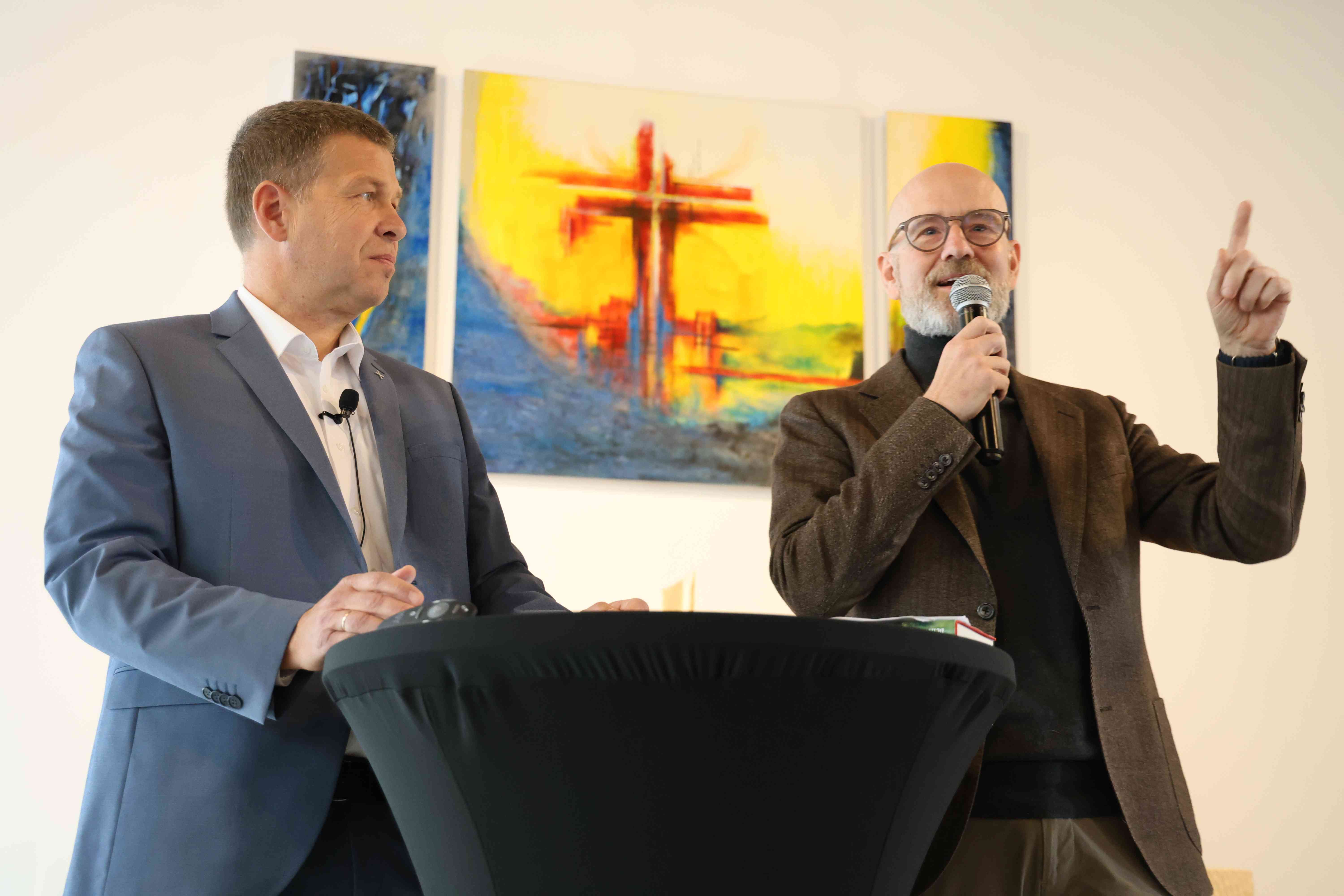 Pfarrer Bürger und Dr. Tauber im Gespräch