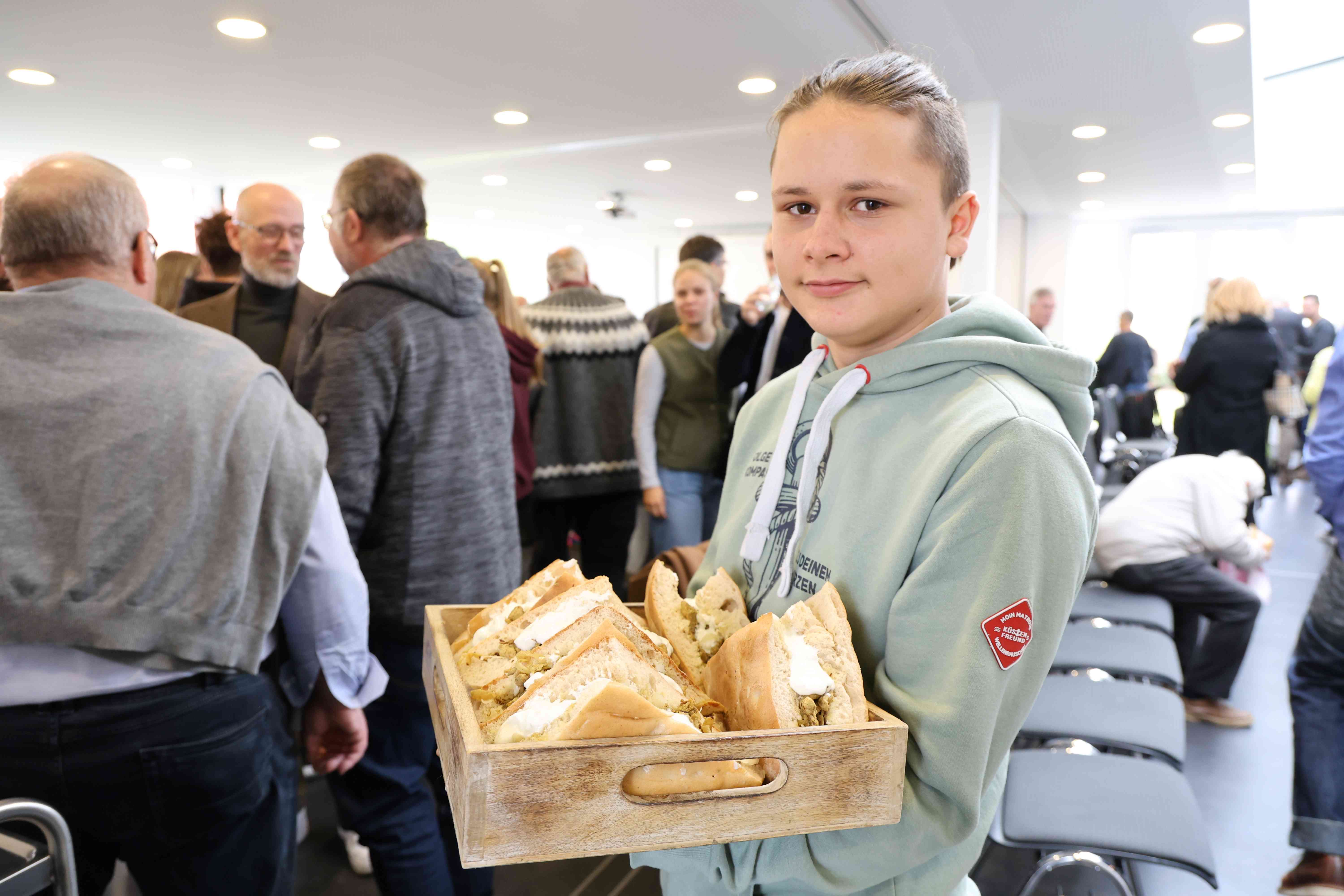 Jugendliche unterstützten beim  Verteilen der Döner