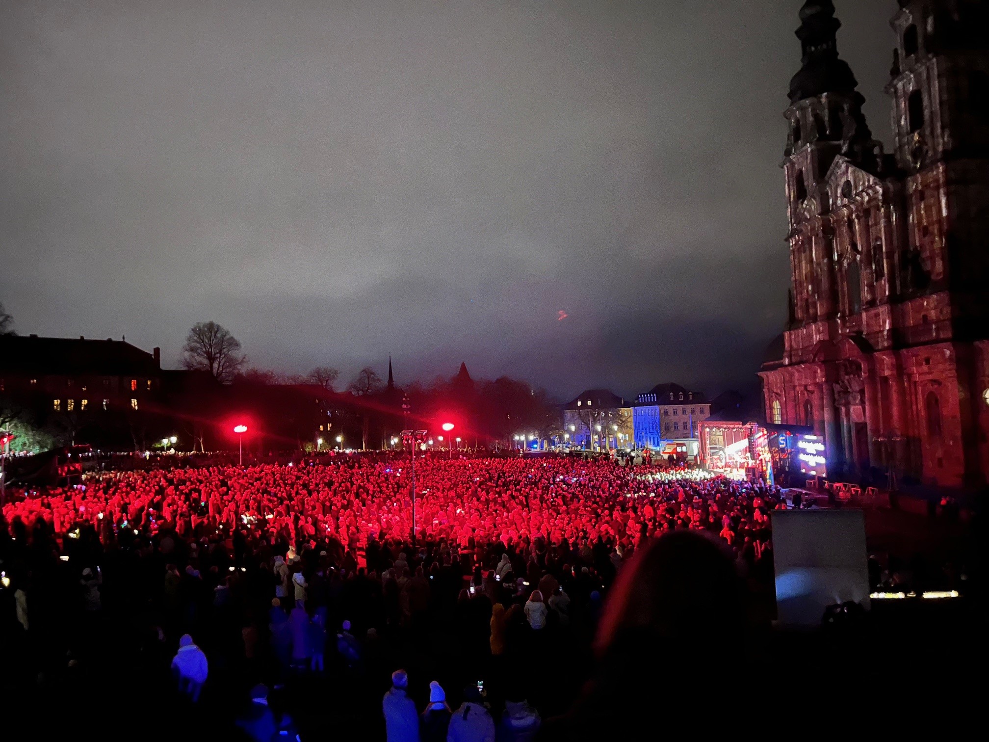 14.000 Menschen auf dem Fuldaer Domplatz