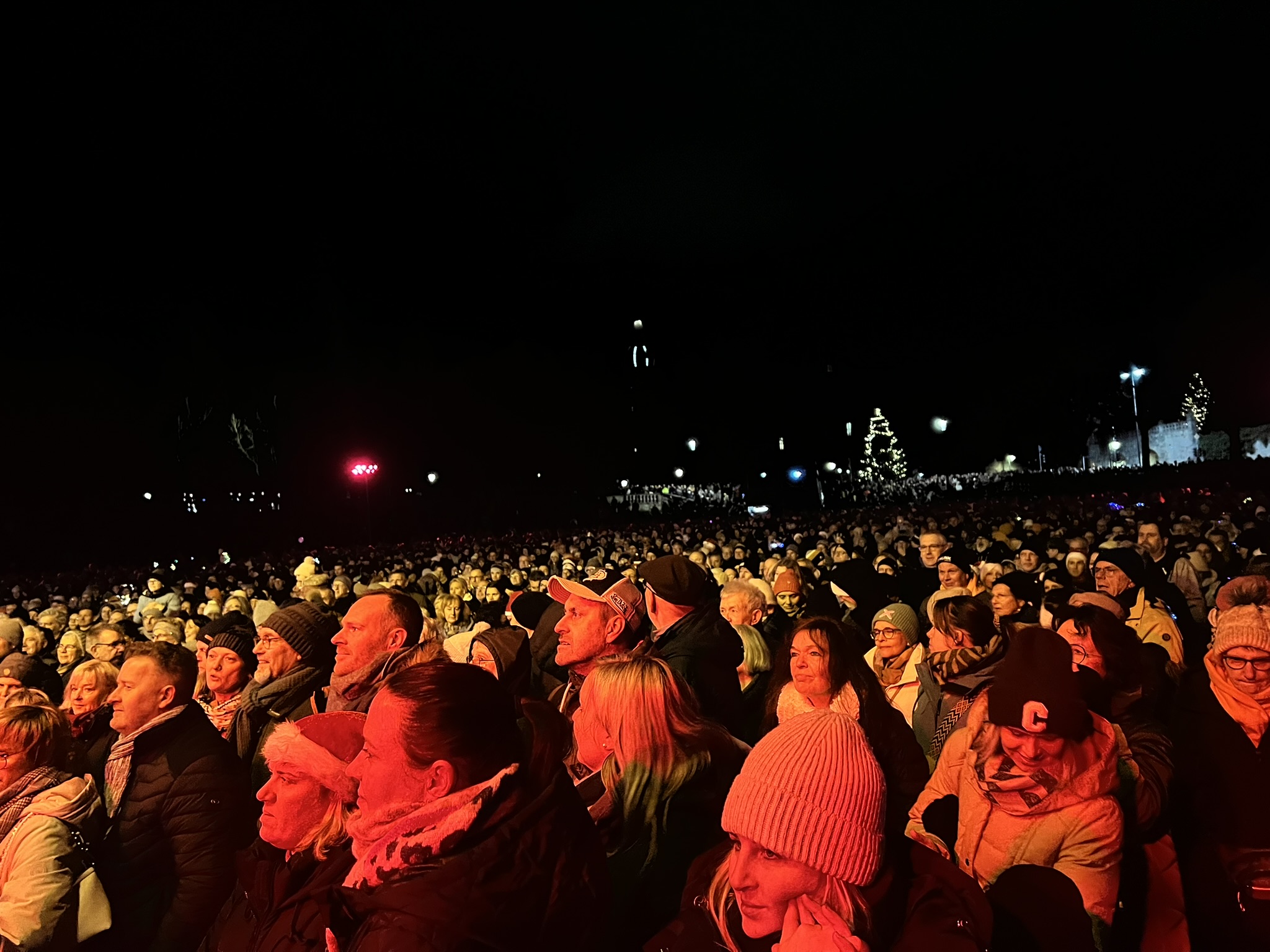 Viele singende Menschen