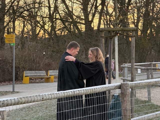 Segensstation: Pfarrerin Koch-Zeißig segnet Pfarrer Bürger