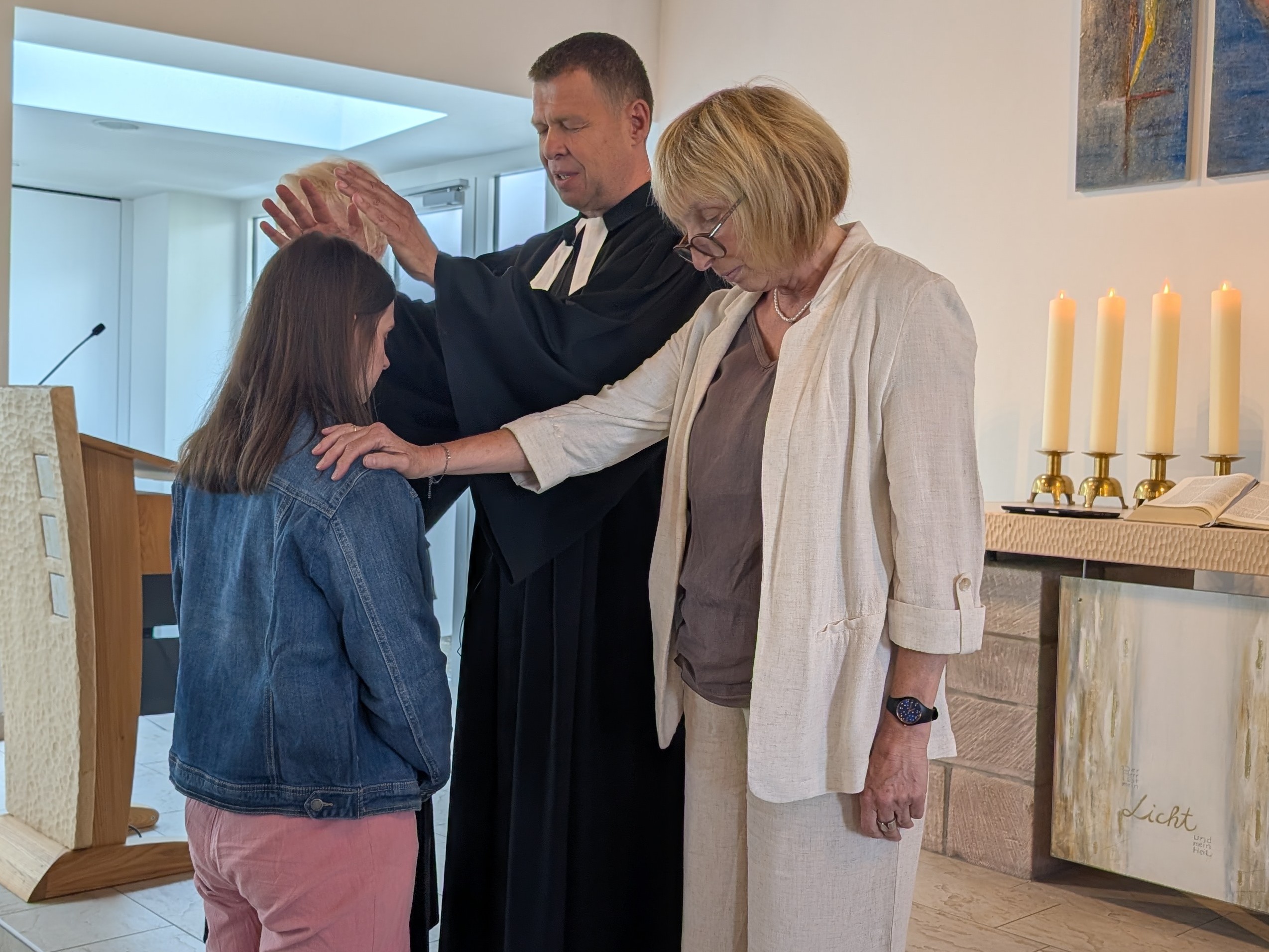 Segen für Valentina Riebel von Kirchenvorstehern und Pfarrer
