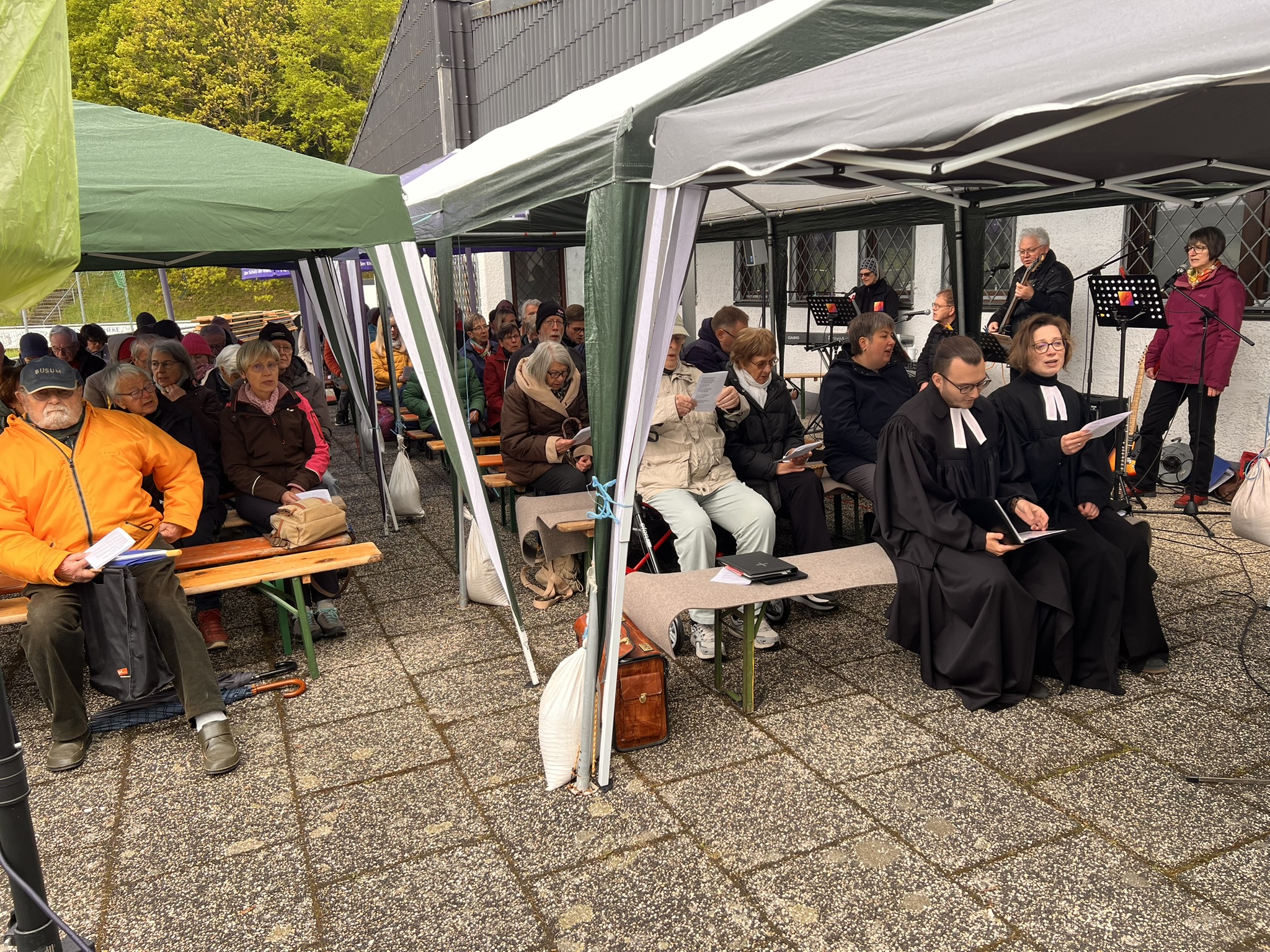 Regengeschützt wurde gesungen