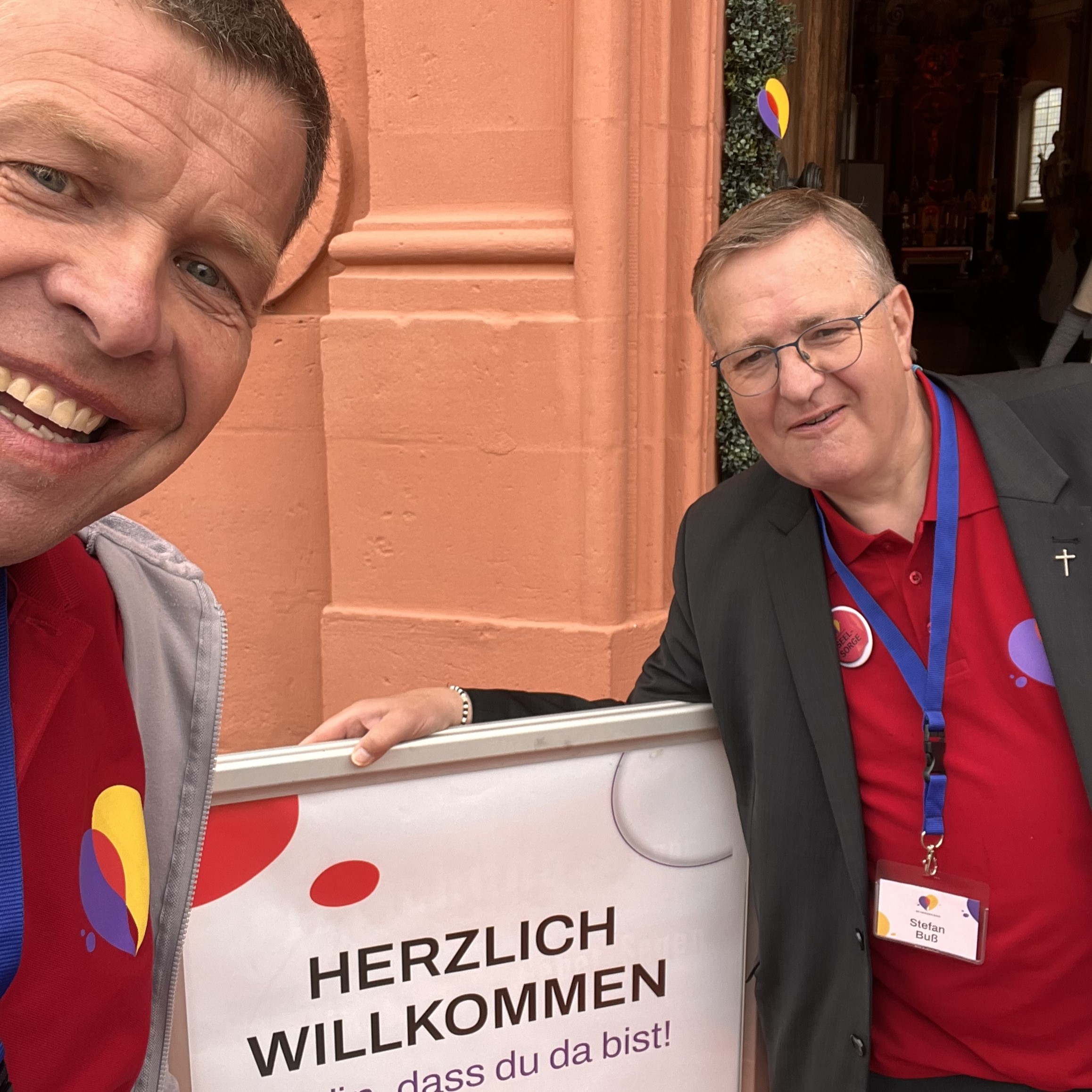 Selfie von Pfarrer Bürger und Pfarrer Buß beim gemeinsamen Dienst in der Hessentagskirche