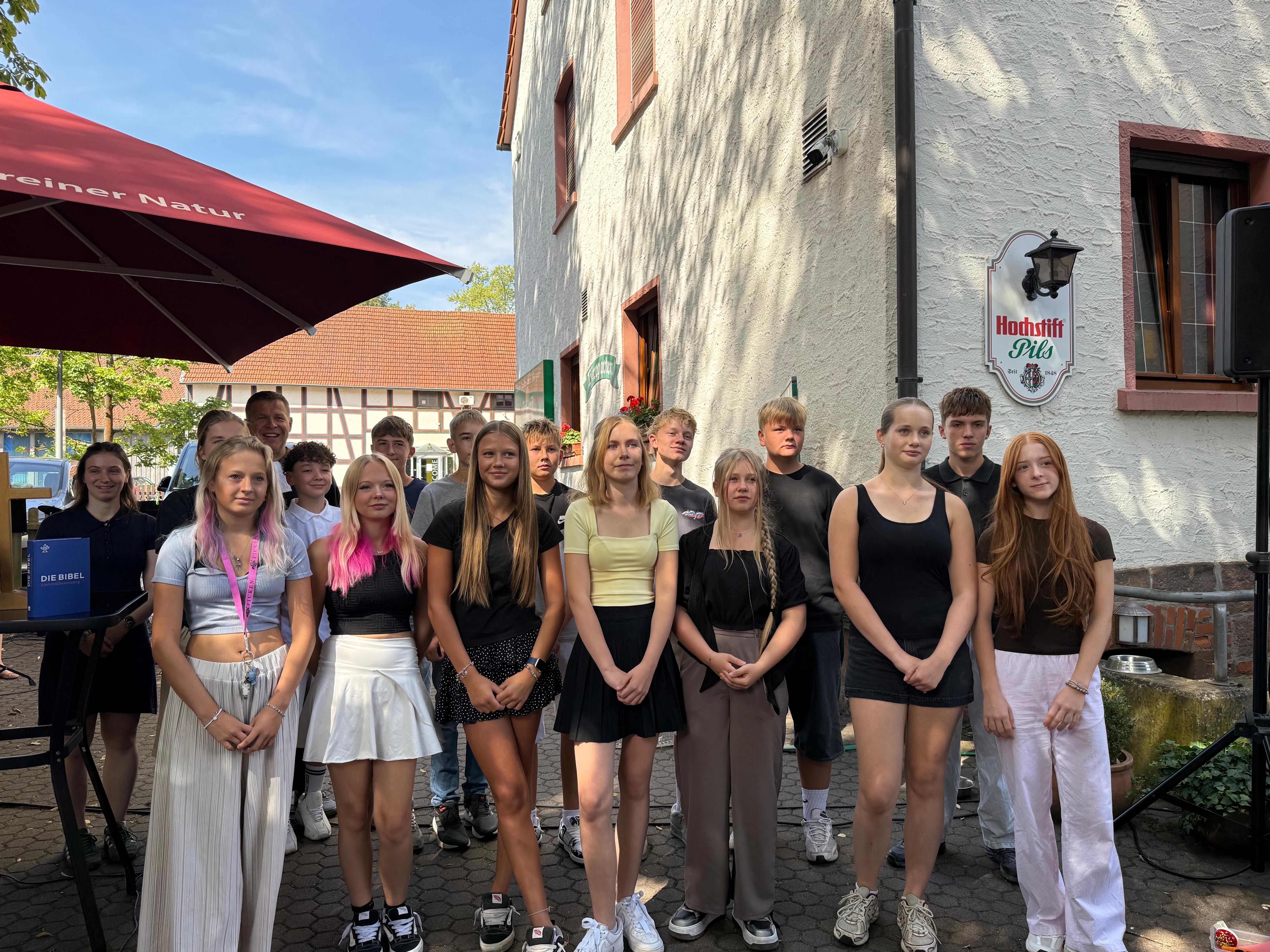 ein Teil der 20 Konfis mit Valentina Riebel und Pfarrer Bürger